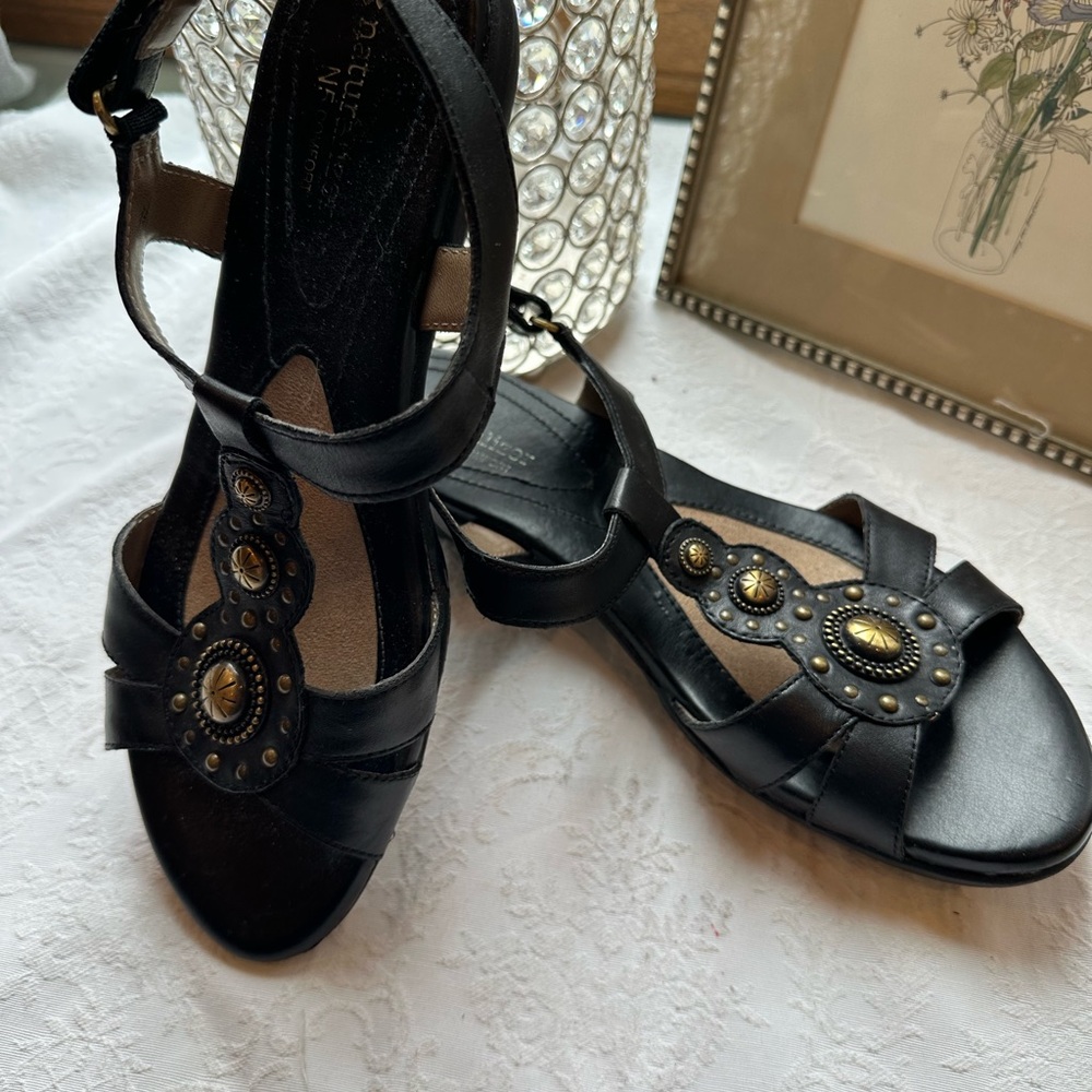 Naturalizer N5 Comfort Black Leather Sandals Studded T-Strap Low Heel Size 8